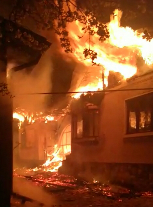 Incendiu devastator în Prahova! Patru case s-au făcut scrum. O femeie a ajuns la spital VIDEO