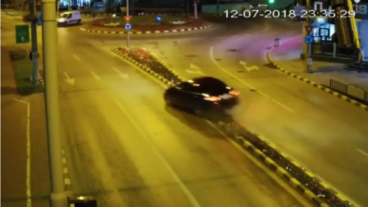 Accident spectaculos într-un sens giratoriu din Suceava! Șoferul a fugit de la fața locului