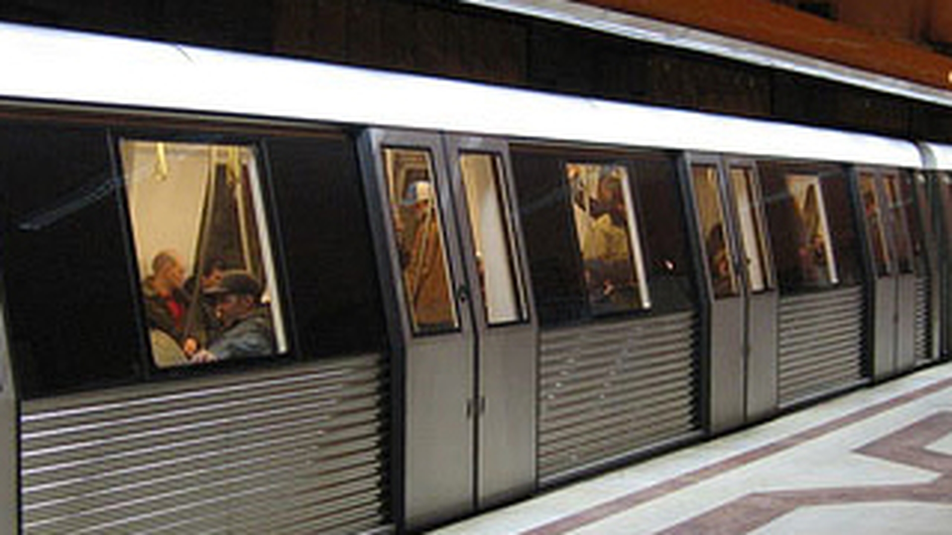 Un barbat a gasit o geanta plina cu bani la metrou si a inapoiat-o proprietarului