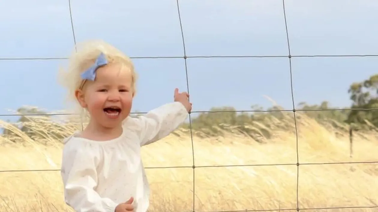 I-a facut poza fiicei sale aratand spre camp! Pradatorul MORTAL care se afla la cativa cm de micuta