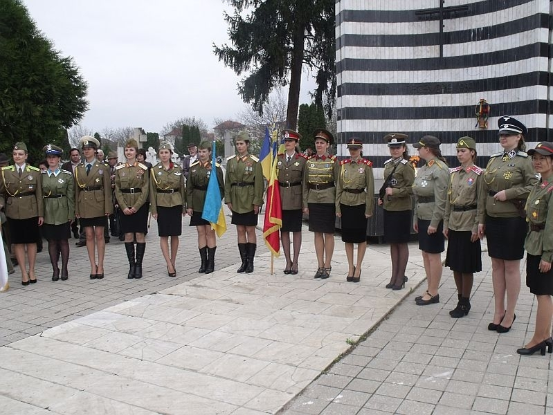 Detașamentul de fete, gata să prezinte uniformele inedite