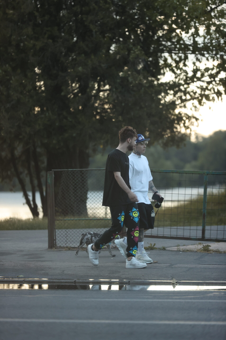 Lino Golden s-a întâlnit și cu un prieten, în timp ce-și plimba cățelul (Foto: CANCAN.RO)