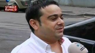 VIDEO Adi Minune, prins in mreje de o fata! Vezi cu ce ocazie i-a daruit un camion de trandafiri!