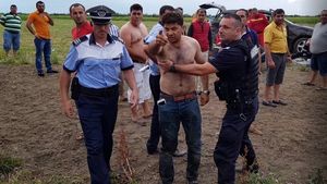 Jurnalist tâlhărit sub ochii poliţiştilor în timp ce filma o intervenţie SMURD după un accident grav