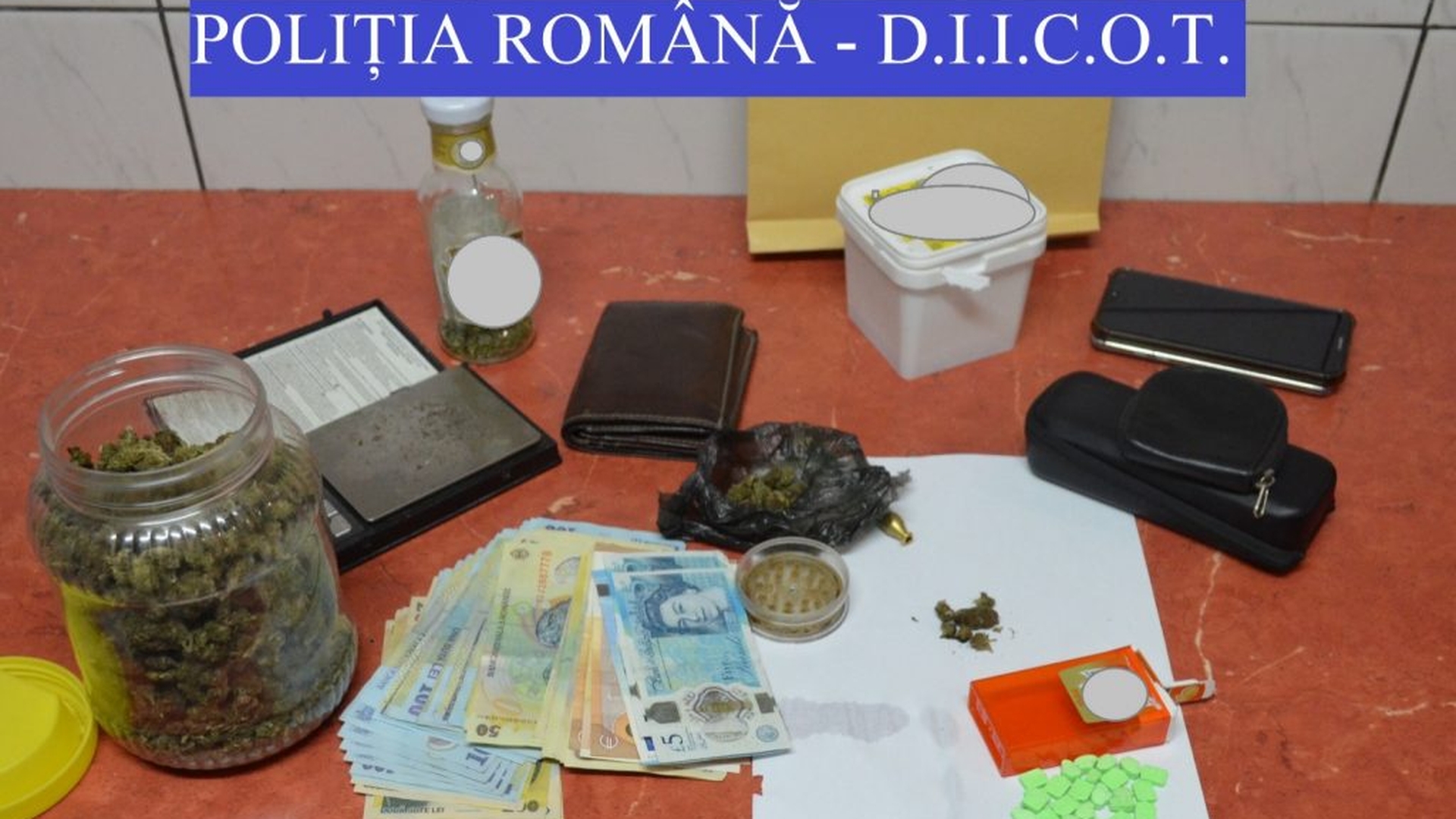 Cinci bărbați din Târgu-Mureș au fost reținuți pentru trafic de droguri