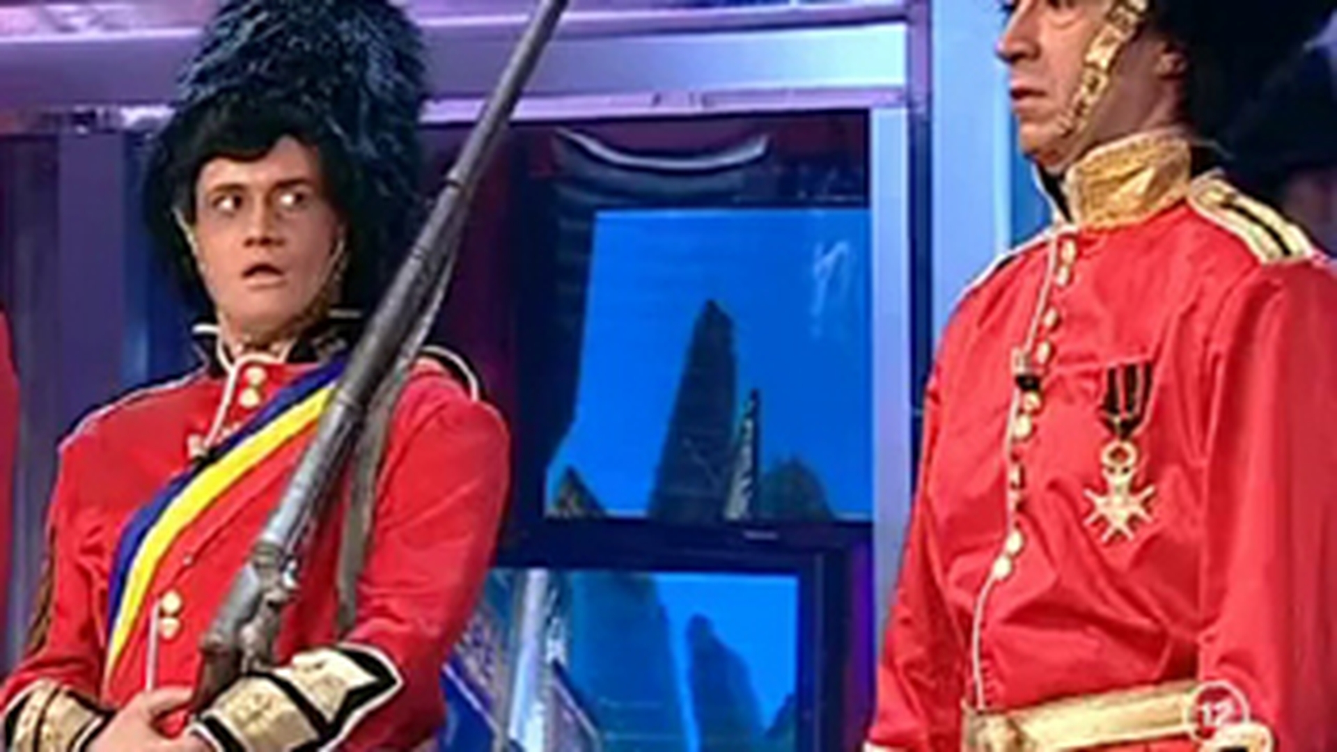 VIDEO Garzile de la Buckingham citesc Spy, Ciao si Cancan! Uite ce caterinca maxima a facut Bendeac!