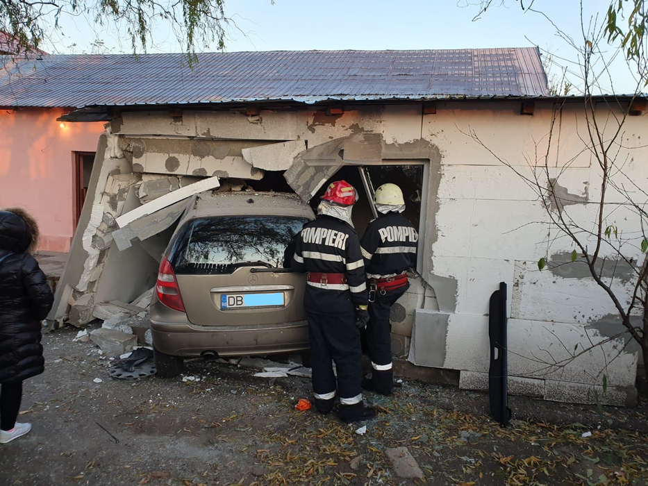 Grav accident în Prahova, după ciocnirea a două autoturisme, o persoană încarcerată