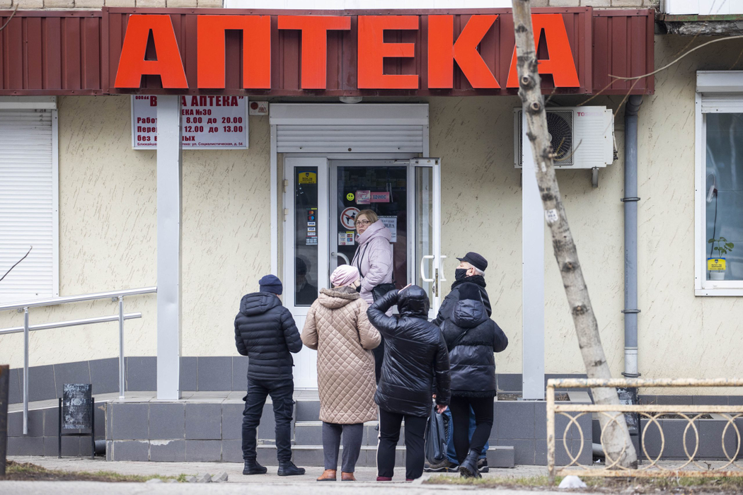 Oamenii stau la coadă în fața unui magazin alimentar din Odesa, Ucraina. (Sursa foto: hepta.ro)