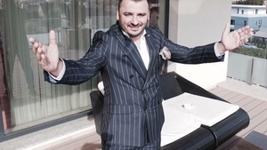 LIVIU GUŢĂ şi-a arătat abdomenul, după ce a reuşit să slăbească 14 kilograme! Artistul a lăsat pe toată lumea cu gura căscată:,,Am dat de pătrăţele...‘’
