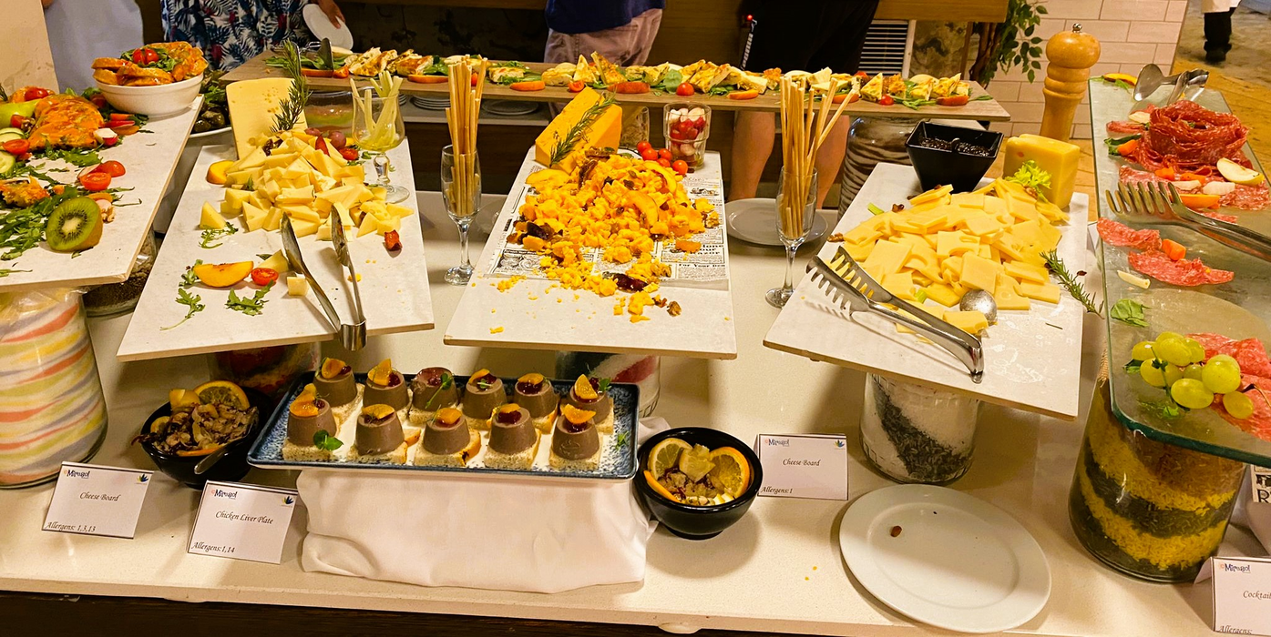 Așa arată un concediu de 8.200 lei în Malta! Ce au primit să mănânce doi turiști români în restaurantul unui hotel de 4 stele din Mellieha