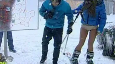 VIDEO Baietii de la Neata au pedepsit-o pe Roxana Vancea! Au pus-o sa prezinte vremea in viscol si cu o pereche scurta de pantaloni!