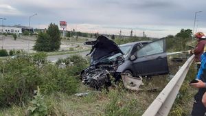 Imagini uluitoare pe DN1! A pierdut controlul mașinii, a rupt parapetul și apoi a intrat într-un stâlp