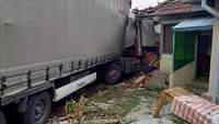 S-au trezit cu un camion în casă! Accident bizar într-o localitate din Mehedinți