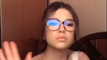 Cine ar fi crezut. Cleopatra Stratan o urmărește cu atenție pe Vulpița, iar când e singură în cameră o și imită VIDEO