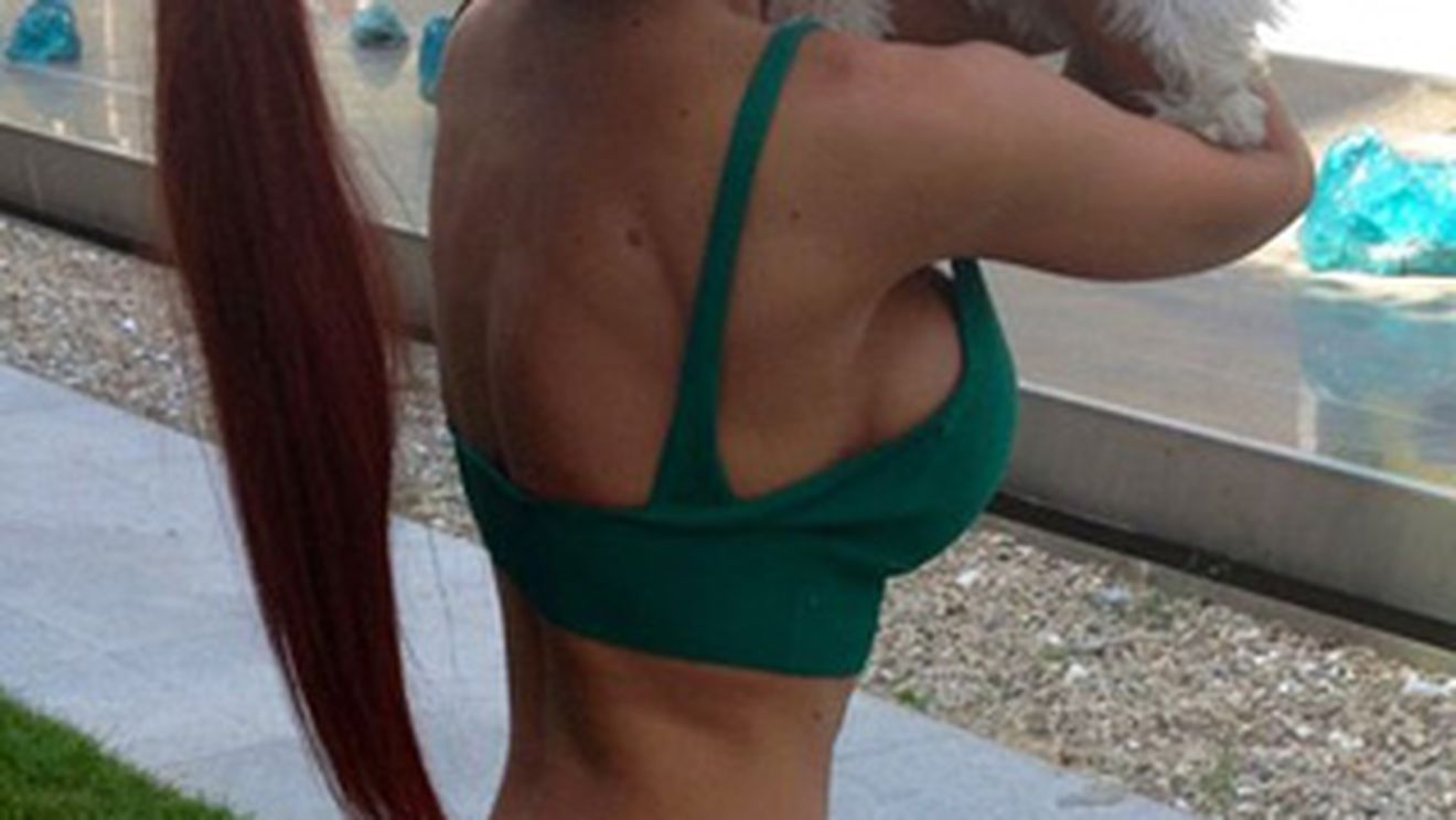 Pfaaai, cat de slaba e Bianca! Uite cum arata cu omoplatii si soldurile iesindu-i prin piele - Daca n-ar avea silicoane ar fi "femeia snur" - Ti se mai pare sexy?
