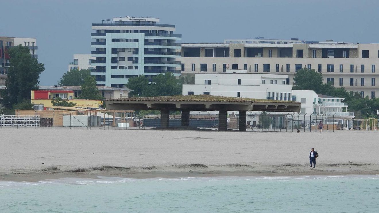 Patronii plajelor, obligați să își strângă șezlongurile din Mamaia: ”Bucuria s-a transformat în inconvenient”