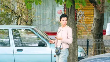 Ai vazut-o fara farduri, acum iat-o scalciata de ploaie! S-a machiat, dar tot degeaba! Oana Frigescu, lovita de vremea rea cand ii era lumea mai draga!