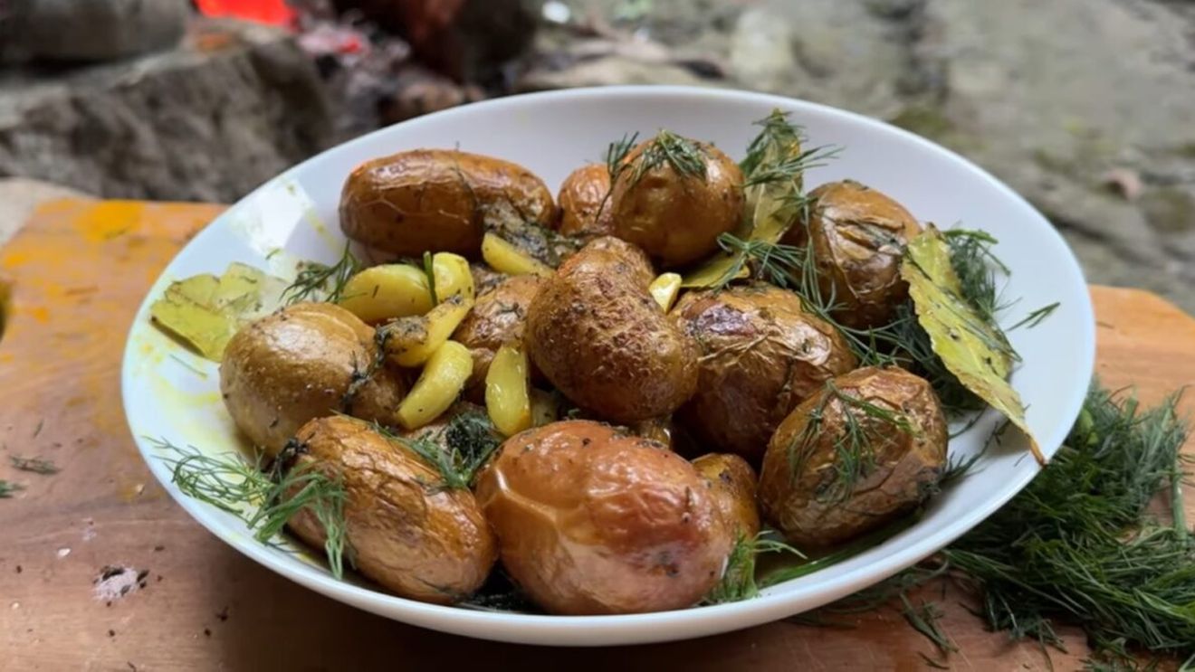 Cartofi pustnicești la ceaun, rețeta de post a părintelui Dimitrie de la Olănești. Gustul simplu care cucerește pe oricine