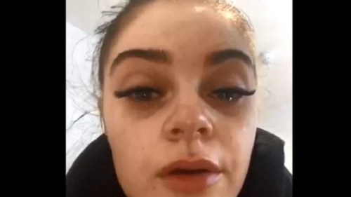 O studentă, la un pas să orbească după ce și-a făcut genele! I le-au pus cu lipici de unghii