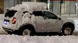 Șoferii care nu își curăță mașinile de zăpadă vor fi amendați. Codul Rutier 2026 prevede sancțiuni uriașe