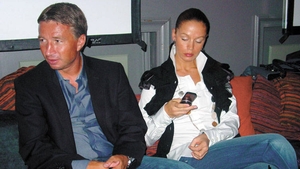 Ce face nevasta lui Dan Petrescu cat timp antrenorul este “exilat” in China. Adriana si-a lasat masina si...