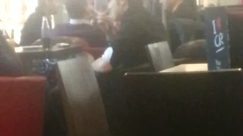 Inspectorii OPC fumeaza in mall, unde este interzis, dupa ce ospatarii le-au cerut clientilor sa arunce tigarile
