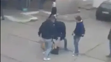 Bătaie ca în filme între elevi de liceu! Scenele şocante au făcut Poliţia să deschidă o anchetă