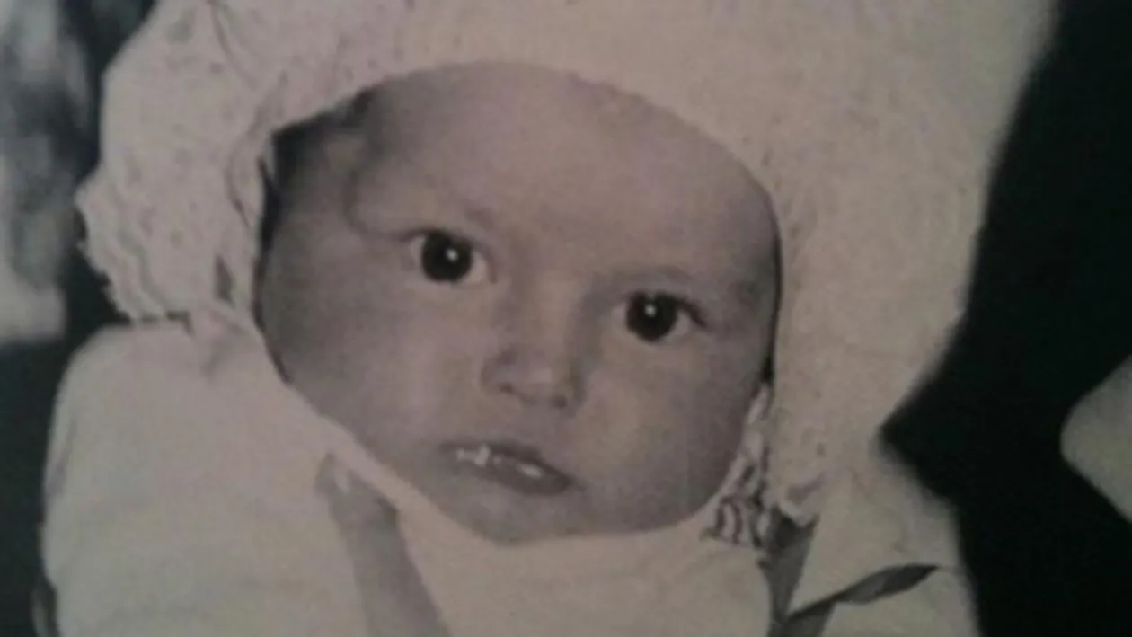 Ghici cine e vedeta din imagine! Acum este o cantareata de succes si a devenit mamica