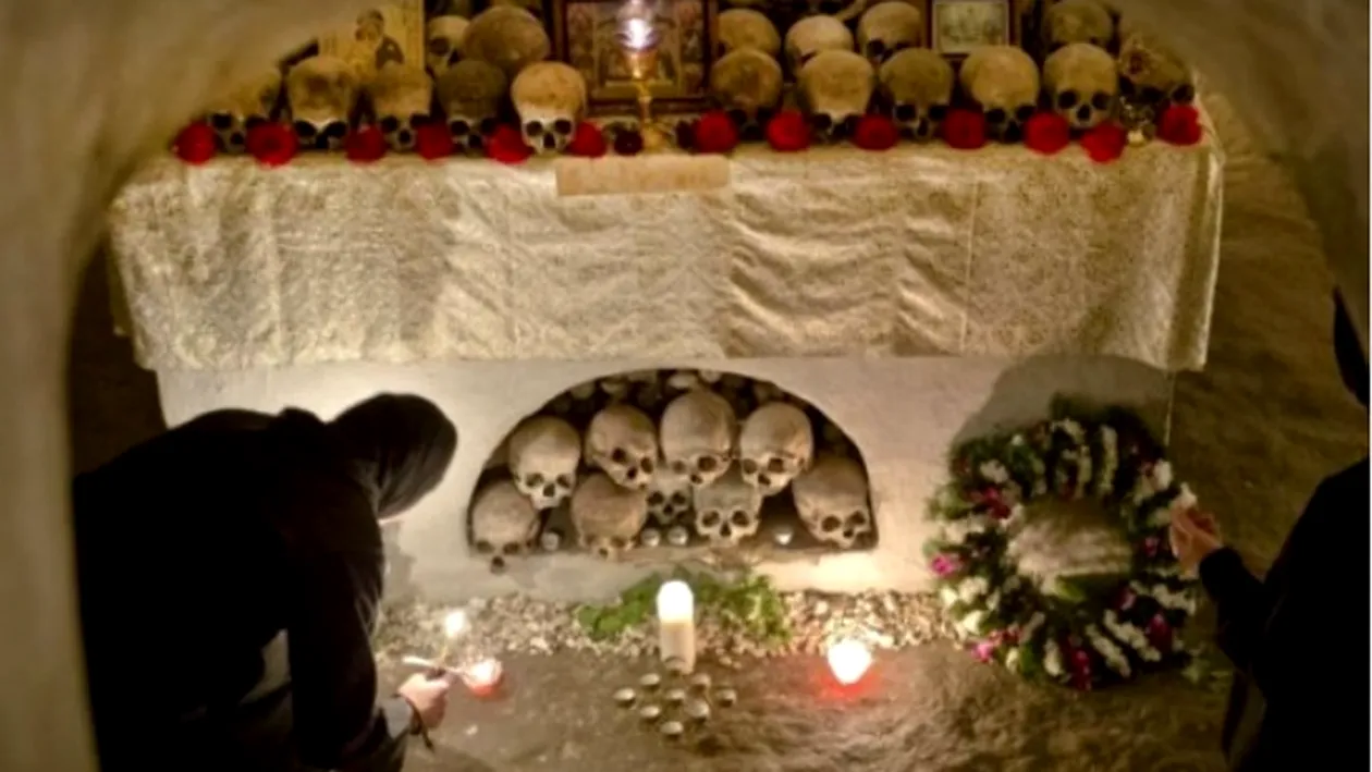Ritual macabru intr-o manastire de langa Bucuresti! Maicutele se roaga la cranii in noaptea de Inviere!