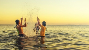 Atenție mare atunci când mergi la plajă! Un copil de 13 ani s-a infectat cu o amibă devoratoare de creier după ce a făcut o baie în mare