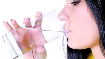 2 litri de apa pe zi te pot feri de guta