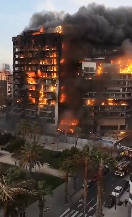 Incendiul care a pornit la blocul de 14 etaje s-a propagat la a doua clădire