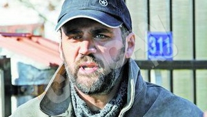 Zina Dumitrescu a iesit la geam in timp ce fiul ei dadea interviuri la poarta azilului! "Mama nu e legata cu catuse, se simte ca la pensiune"