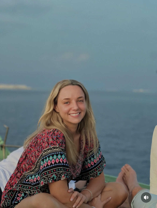 O influenceriță de doar 30 de ani a murit după ce a ales să nască acasă. Cum s-a produs tragedia: ”Nu s-a mai putut face nimic”