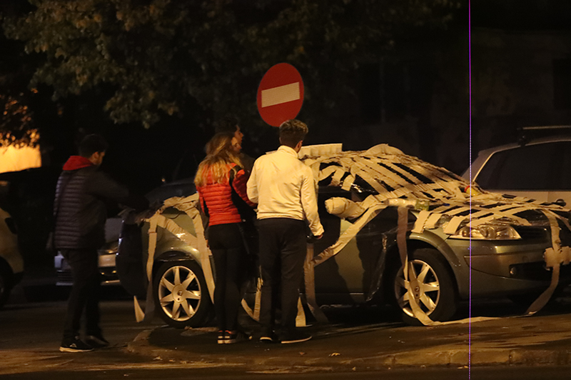 Mașina a fost împachetată în hârtie igienică