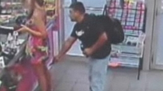 Uite ce face perversul asta in supermarket! N-o sa-ti vina sa crezi unde-si baga telefonul!