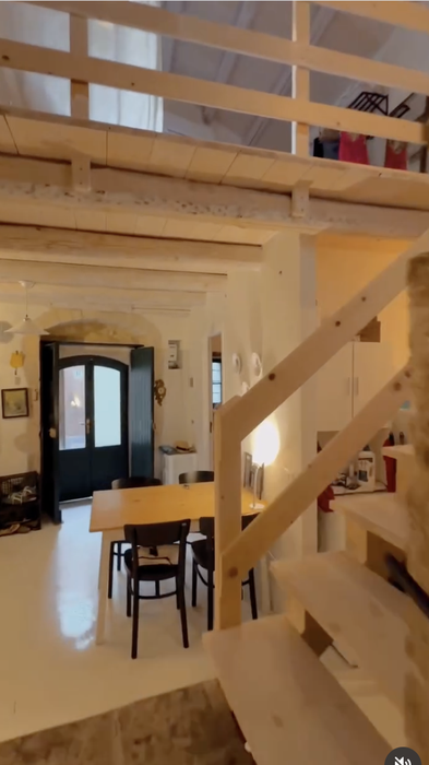 A lăsat Amsterdamul pentru o peșteră din Sicilia! Cât a plătit și cât o costă lunar viața în casa desprinsă din filme
