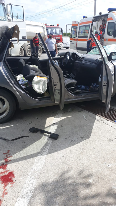Accident sinistru în Hunedoara. Un tată a murit sub privirile fiului său de trei ani. Un stâlp s-a prăbușit peste mașina în care erau cei doi