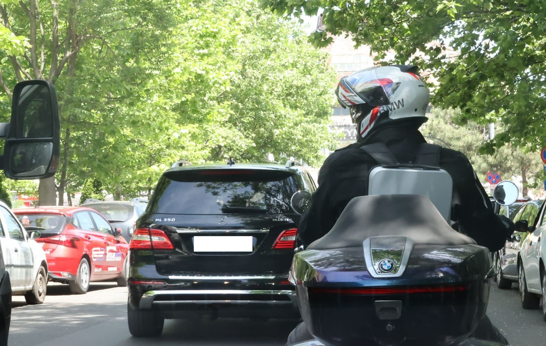 Cabral, deranjat în trafic de o dubă care înainta ca melcul (Foto: CANCAN.RO)