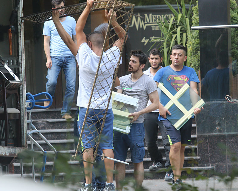 Tuncay s-a uitat cu mare atenţie la muncitorii care îi aranjau obiectele în camion