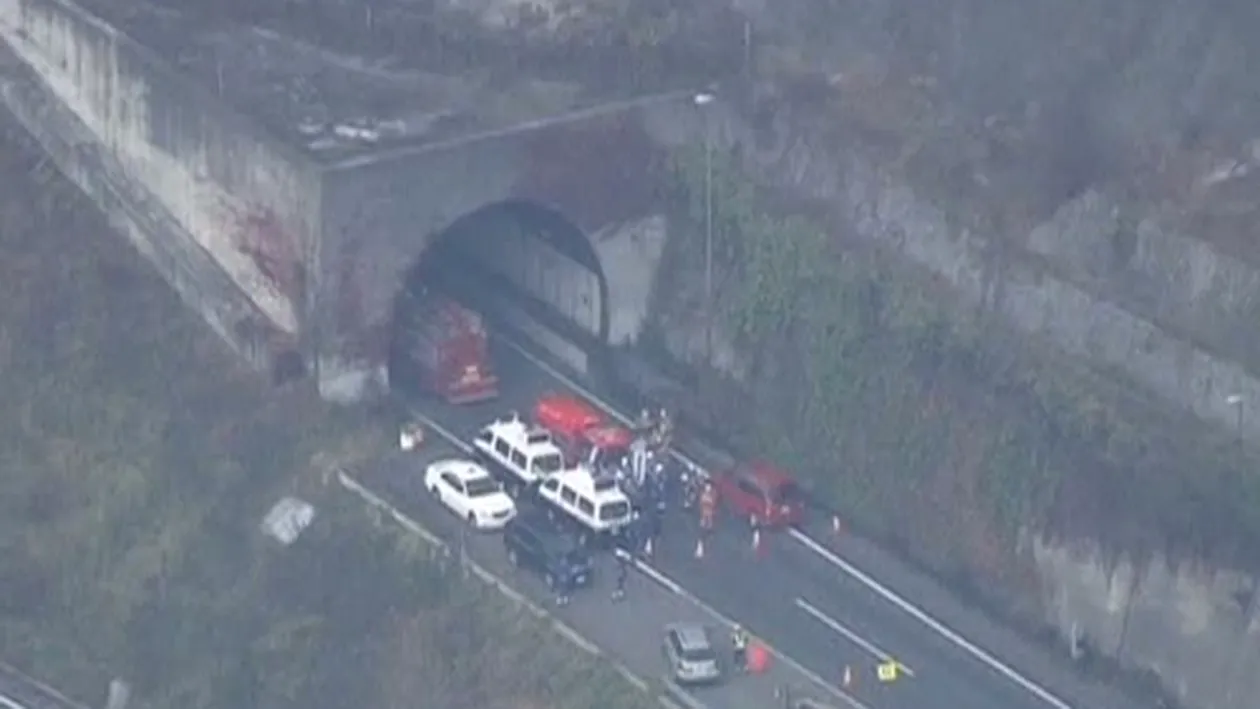 Dezastru de proporţii în Tokyo - un tunel rutier s-a prăbuşit peste maşini!