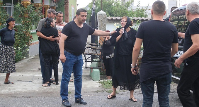 Mama Denisei nu se poate despărţi de maşina funerară
