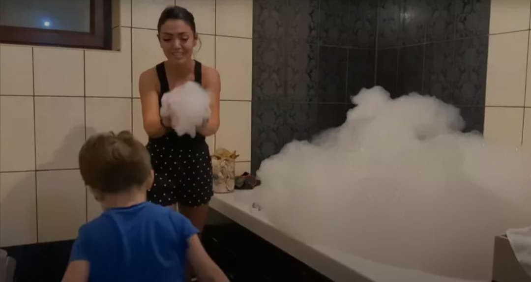 Cum arată casa Andreei Mantea. Imagini din vila în care locuiește prezentatoarea TV împreună cu fiul său