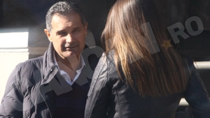 ”Cel mai bogat şomer” din România are şarm la 55 de ani. ”Nababul” a flirtat la o ţigară pe trotuar!