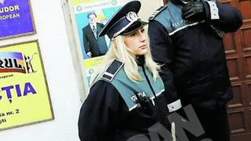 Sexy-politista, batuta cu o carja de un cersetor! Atacata de un olog in pielea goala