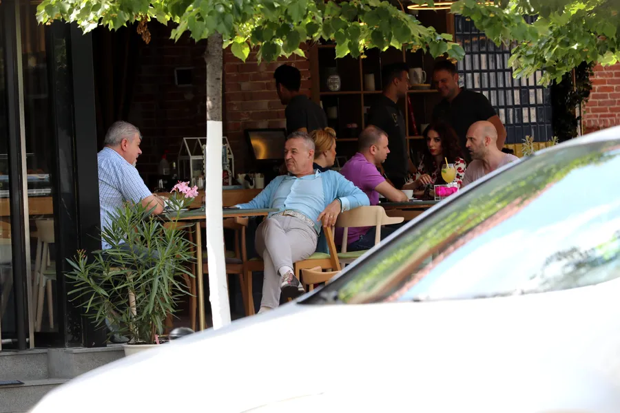 Singurul membru al familiei Becali prezent la înmormântare a fost Victor (Foto: Arhivă)
