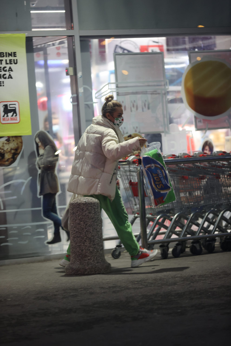 Cum arată Amna când are impresia că nu o vede nimeni "Bravo, ai stil" la treburi casnice!