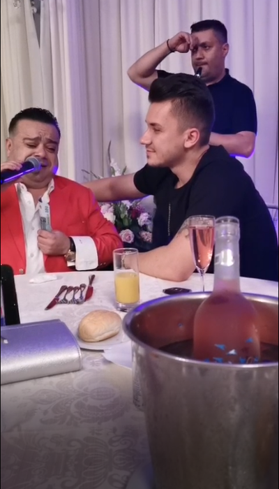 Minune are teancul de bani în palmă și cântă fără oprire