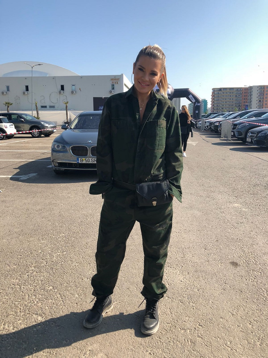 Gina Pistol singura la mare