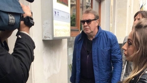 Gabriel Cotabiţă, în lacrimi la Teatrul „Constantin Tănase”, acolo unde va fi depus trupul neînsufleţit al Stelei Popescu. Artistul a vrut să o întâmpine primul pe regretata actriţă
